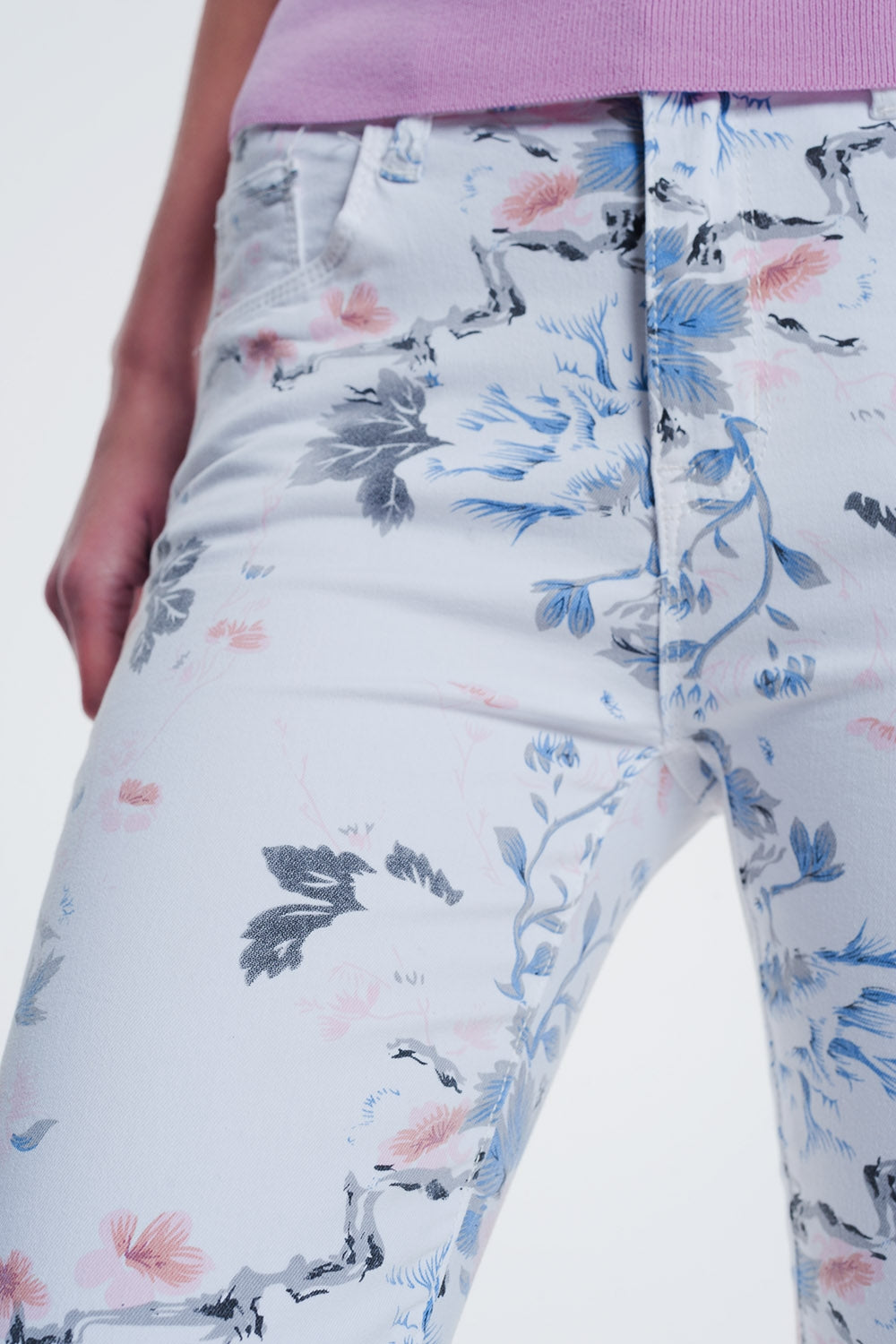 Pantalon skinny blanc à imprimé floral