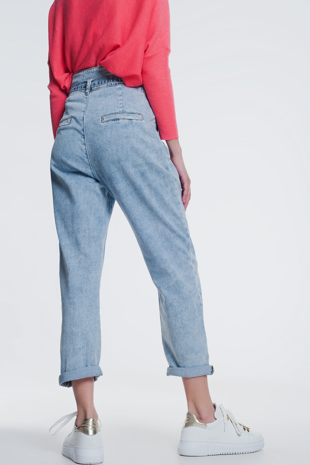 Jean coupe droite en denim léger avec ceinture