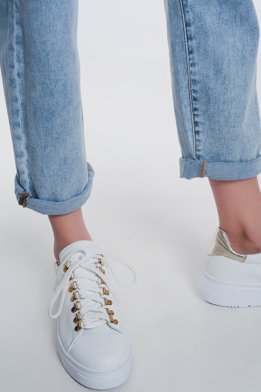 Jean coupe droite en denim léger avec ceinture