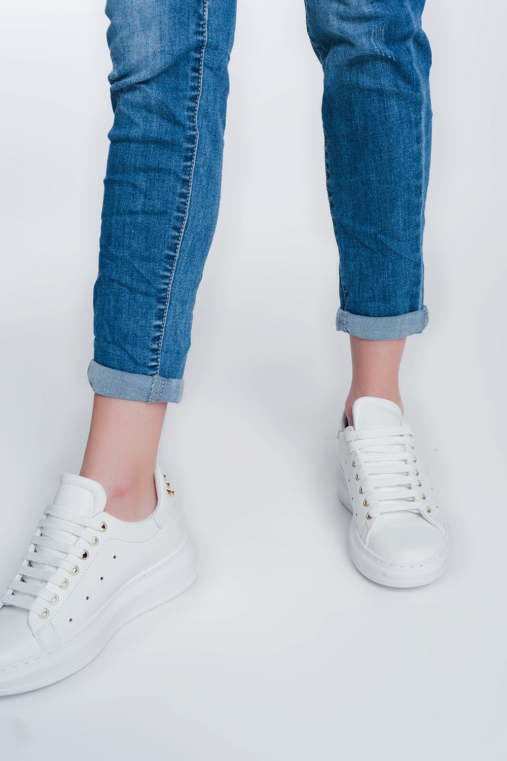 Jeans boyfriend avec boutons et lavés à moyenne moyenne