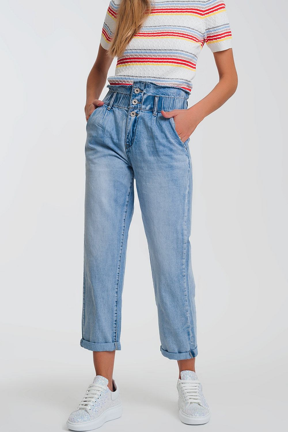 Jean mom avec taille élastiquée à trois boutons