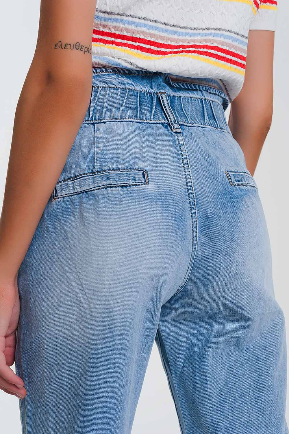 Jean mom avec taille élastiquée à trois boutons