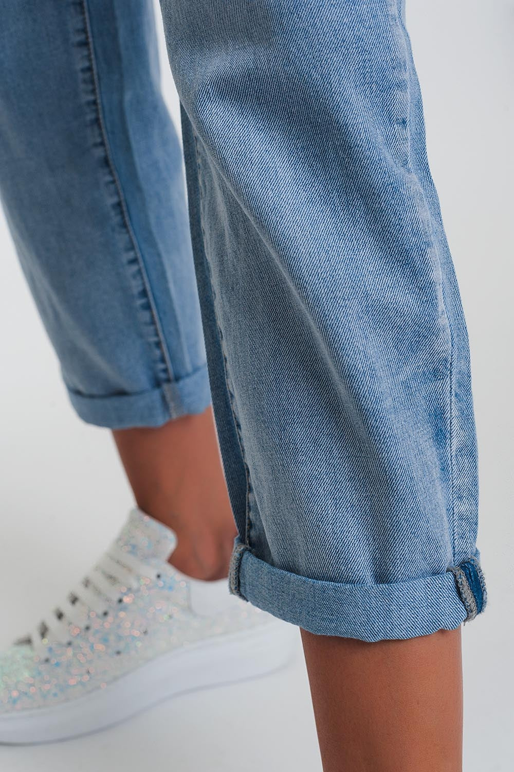 Jean mom avec taille élastiquée à trois boutons