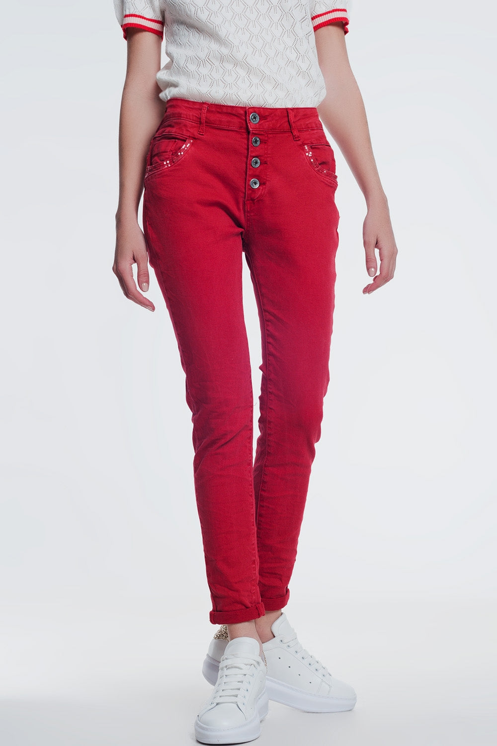 Pantalon boyfriend rouge avec le détail de poche de sequin