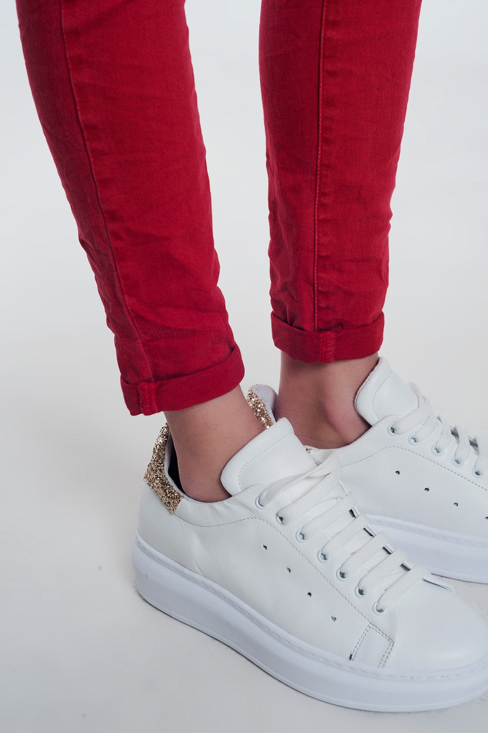 Pantalon boyfriend rouge avec le détail de poche de sequin