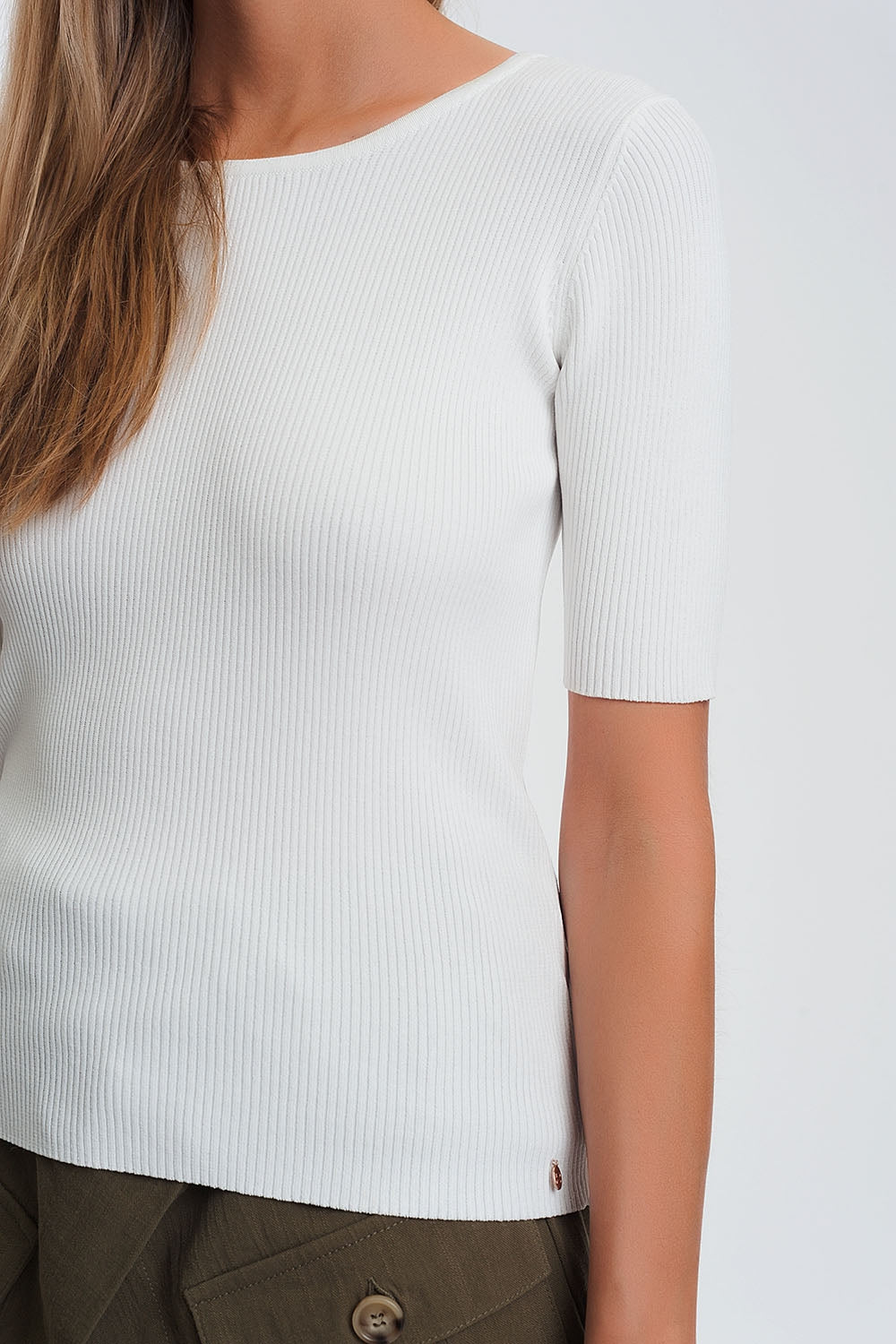 Pull creme en maille avec liens à nouer au dos