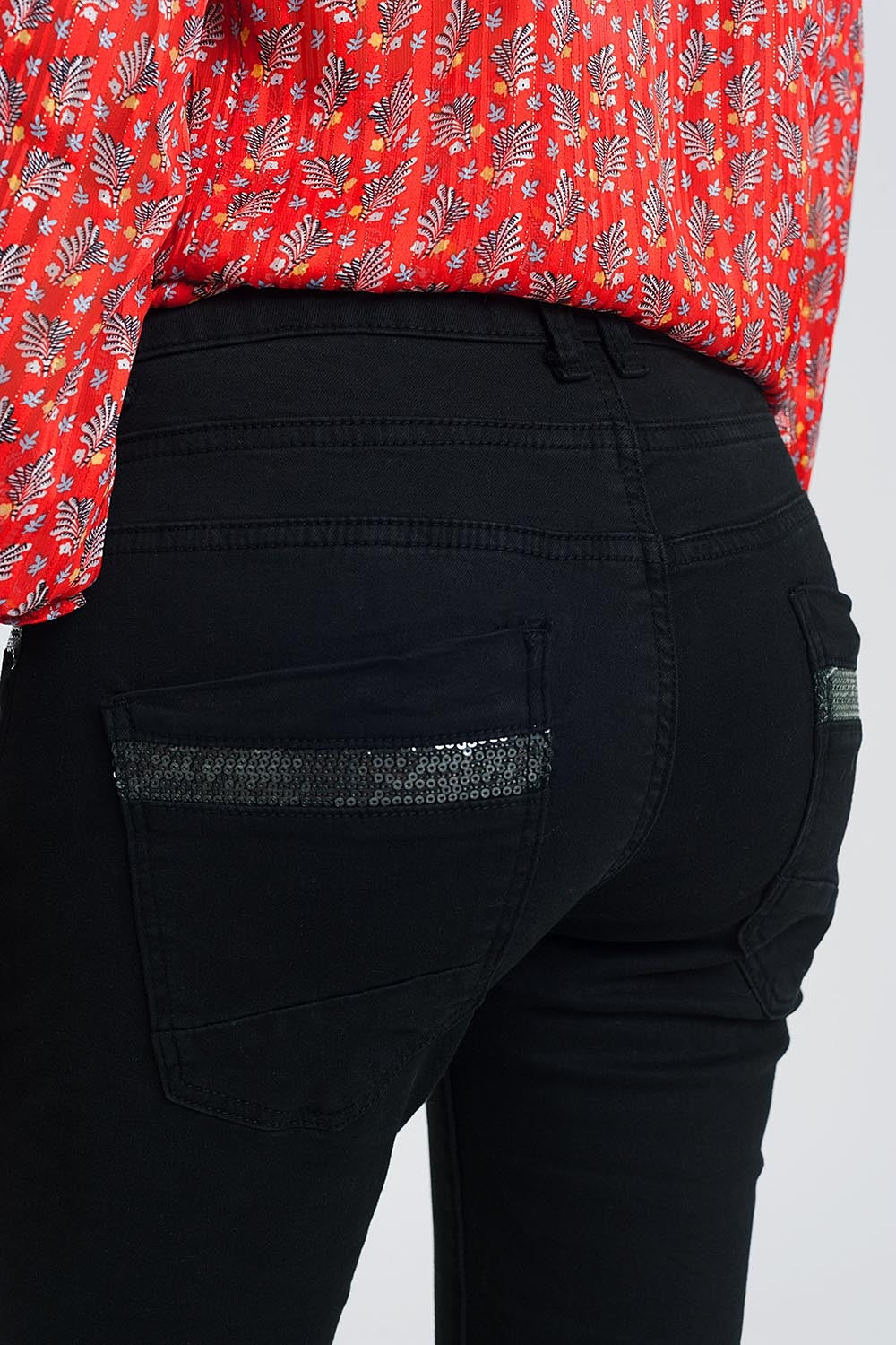Pantalon boyfriend noir avec le détail de poche de sequin