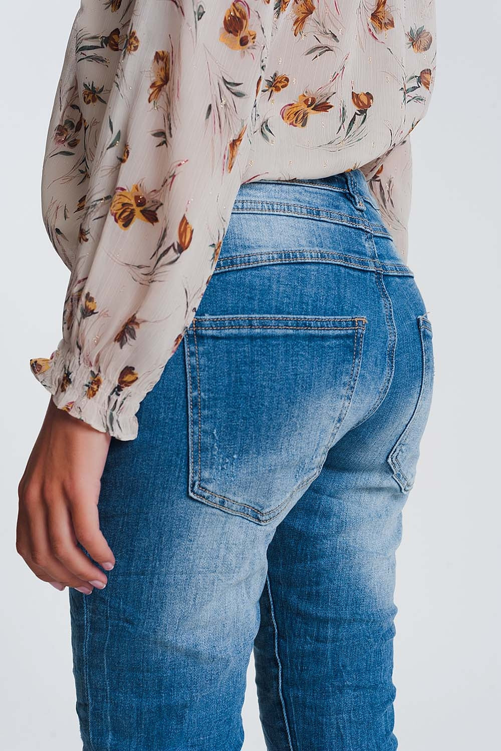 Jean boyfriend froissé en denim léger avec détails déchirés