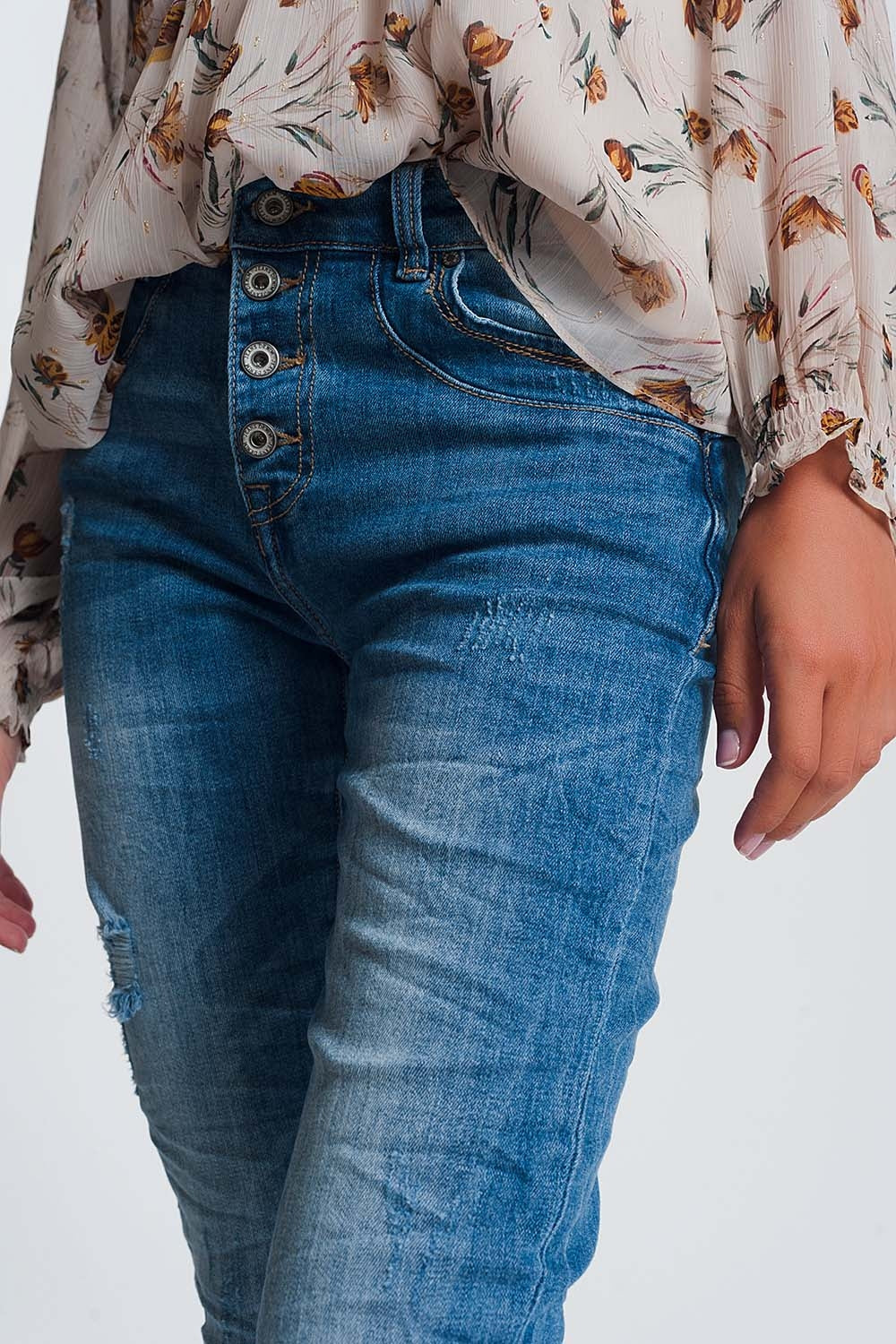 Jean boyfriend froissé en denim léger avec détails déchirés