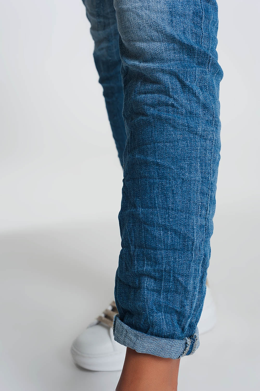 Jean boyfriend froissé en denim léger avec détails déchirés