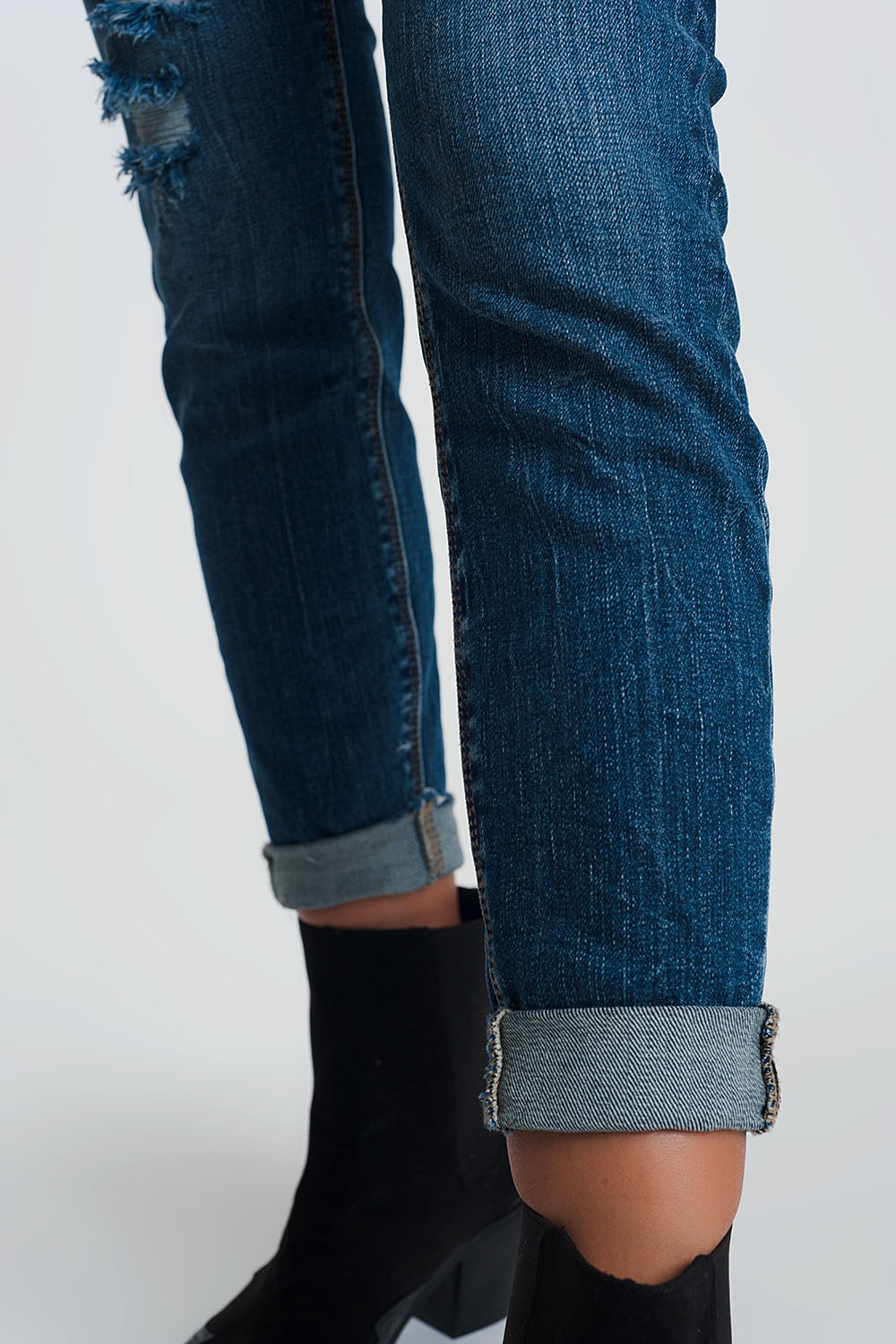 Jean skinny taille haute avec détails déchirés en Bleu délavage foncé