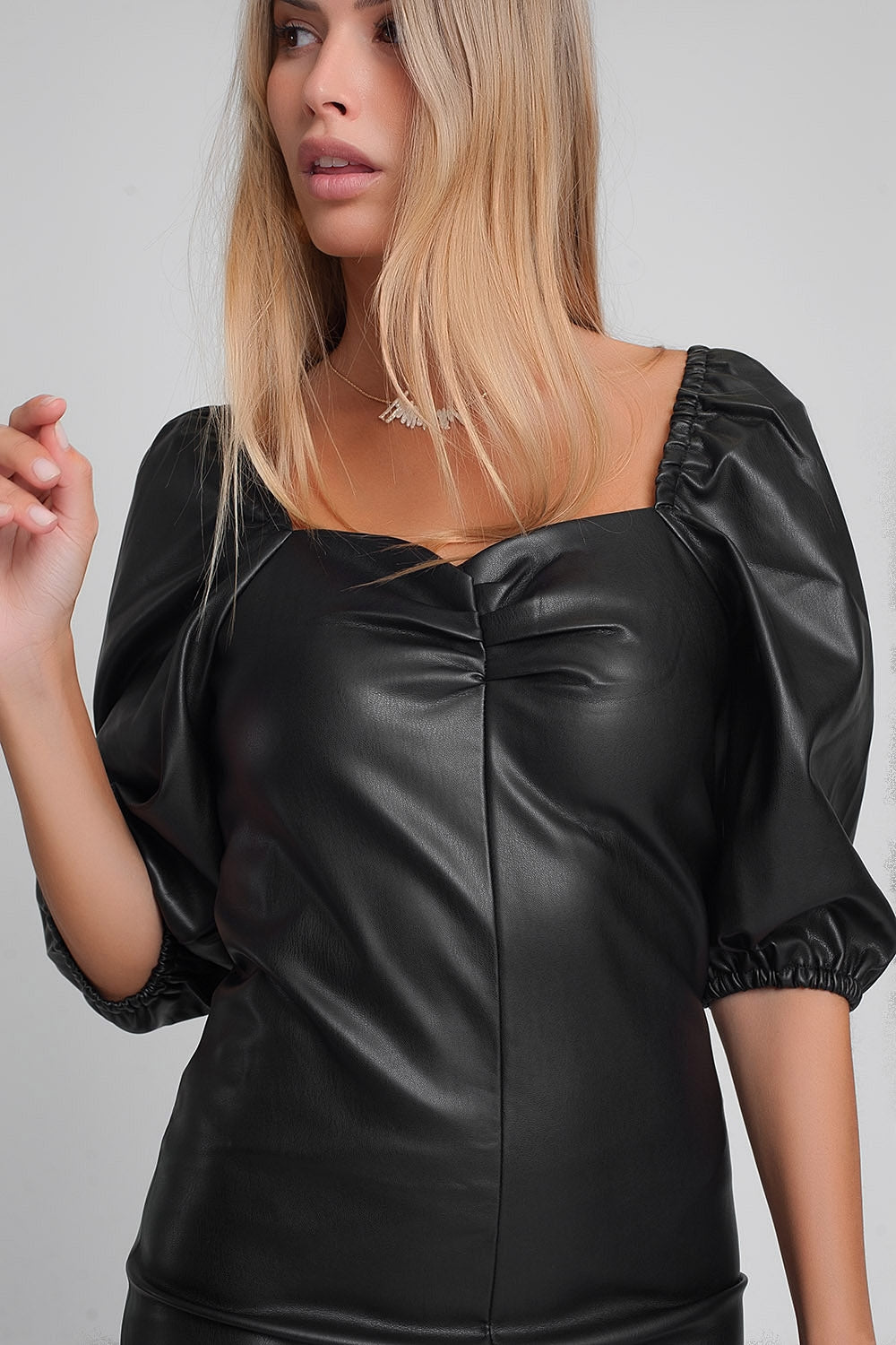 Robe courte à manches bouffantes en similicuir en Noir