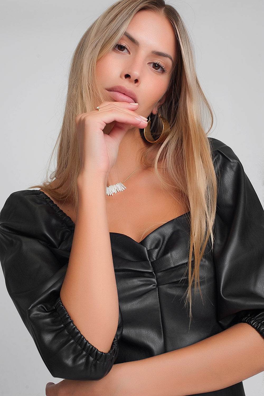 Robe courte à manches bouffantes en similicuir en Noir