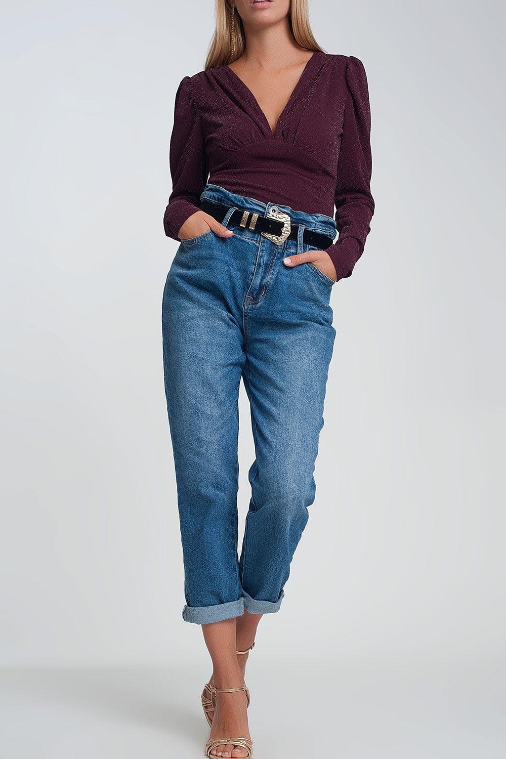 Jean mom à taille haute froncée en bleu délavé foncé