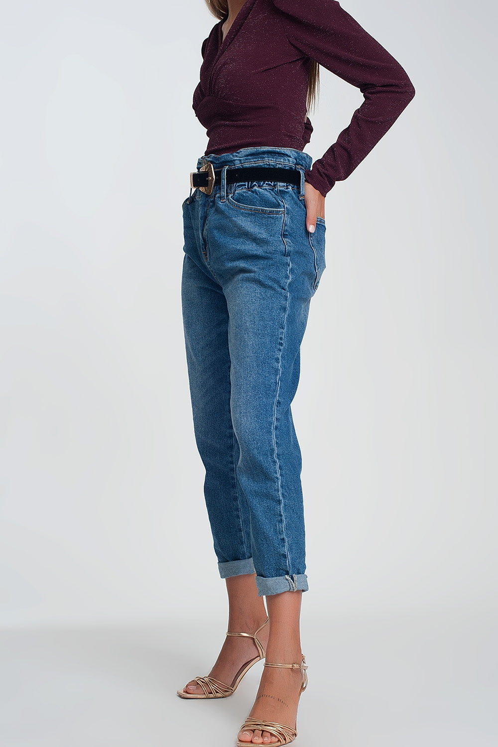 Jean mom à taille haute froncée en bleu délavé foncé