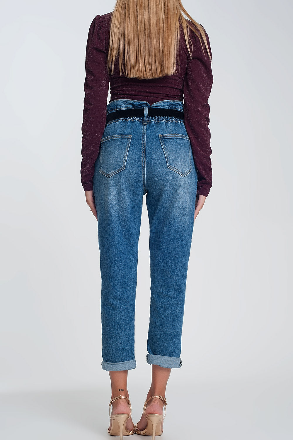 Jean mom à taille haute froncée en bleu délavé foncé