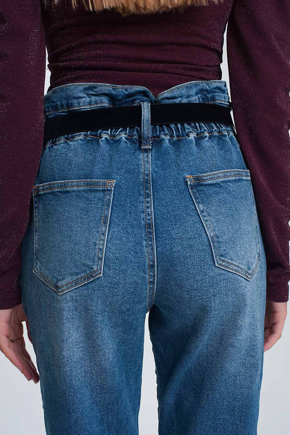 Jean mom à taille haute froncée en bleu délavé foncé