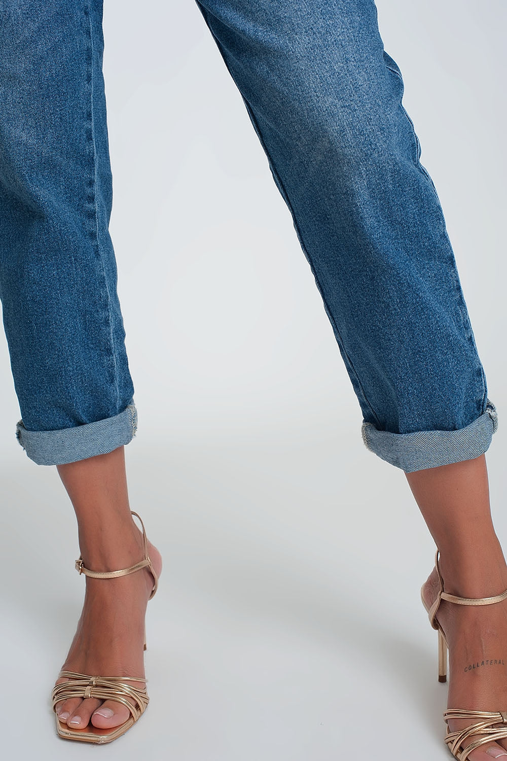 Jean mom à taille haute froncée en bleu délavé foncé