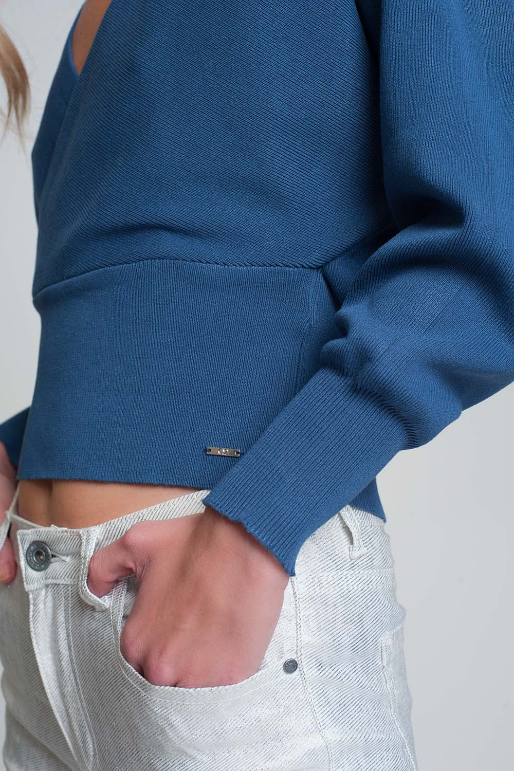 Pull en maille avec col en V enveloppé en bleu