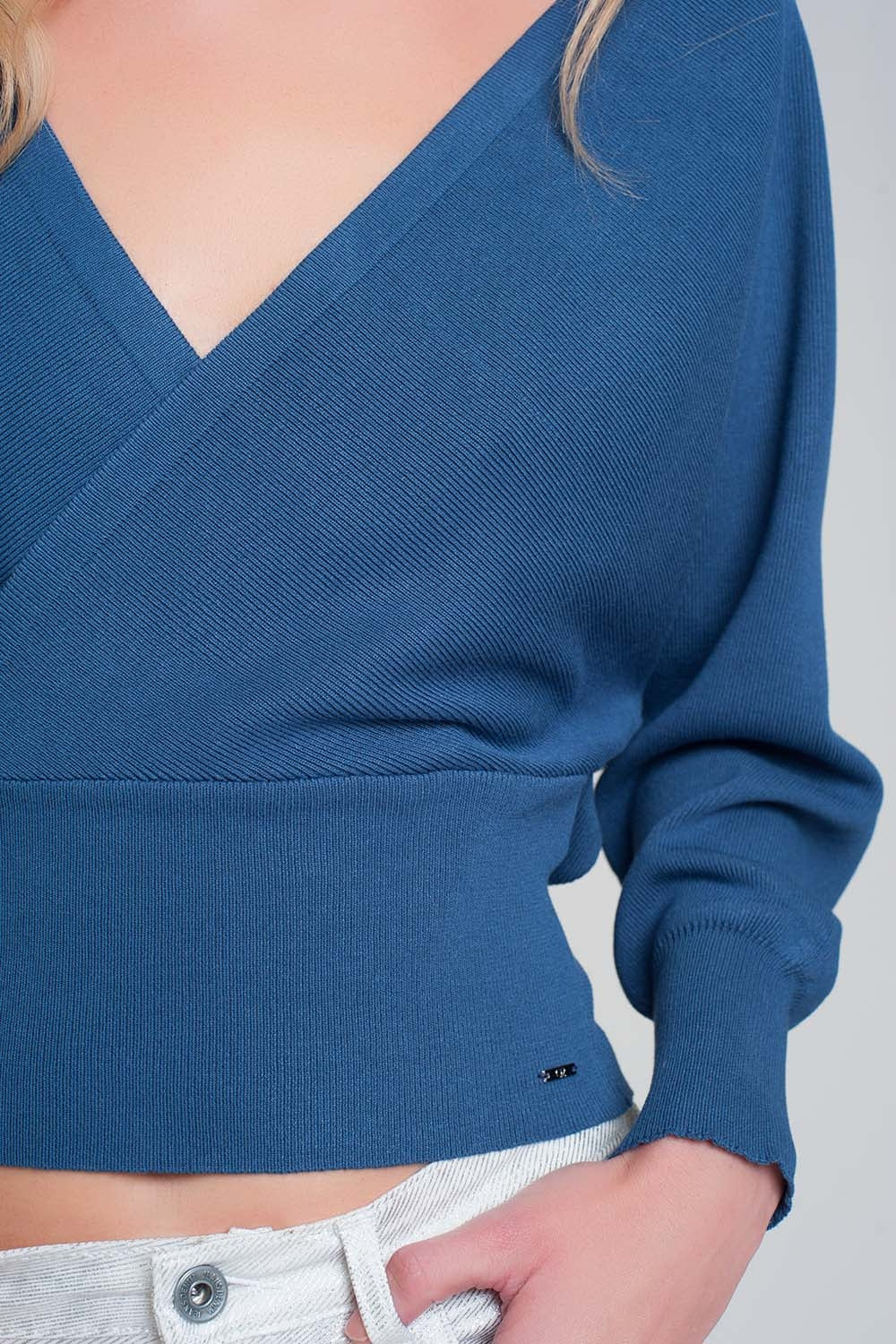 Pull en maille avec col en V enveloppé en bleu