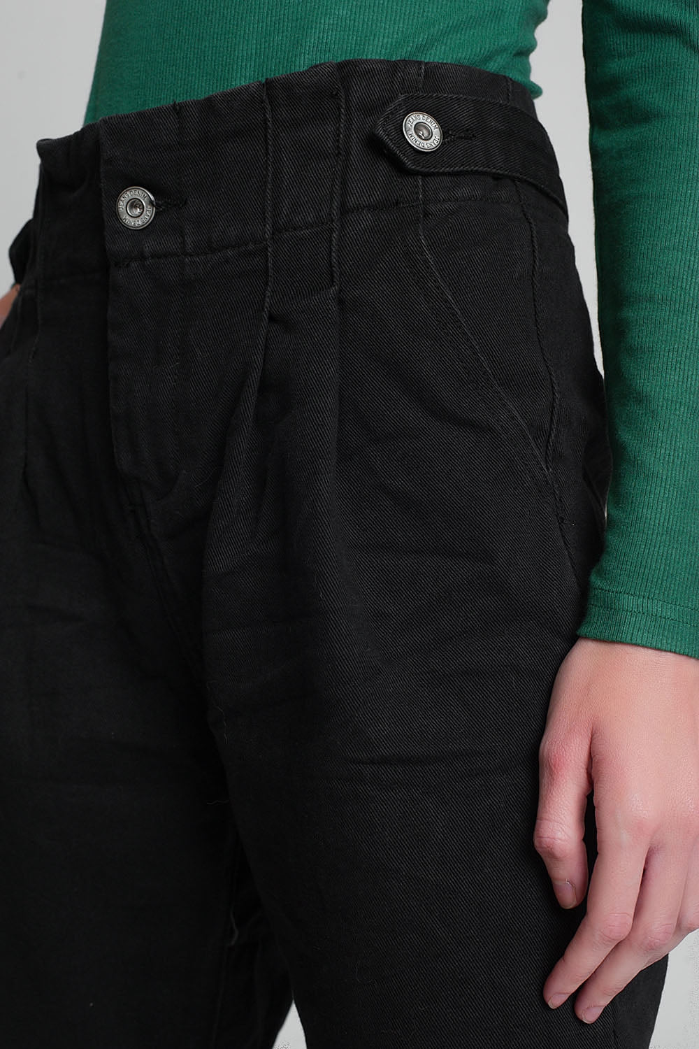 Jean taille paperbag avec détails boutonnés en noir