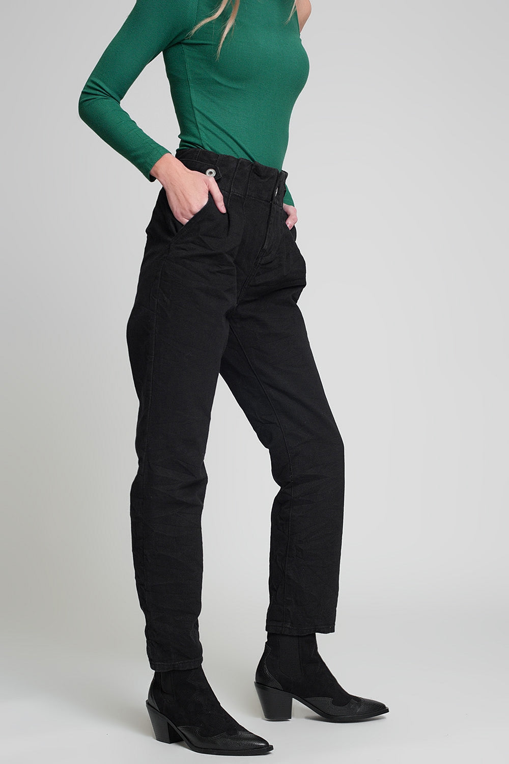 Jean taille paperbag avec détails boutonnés en noir