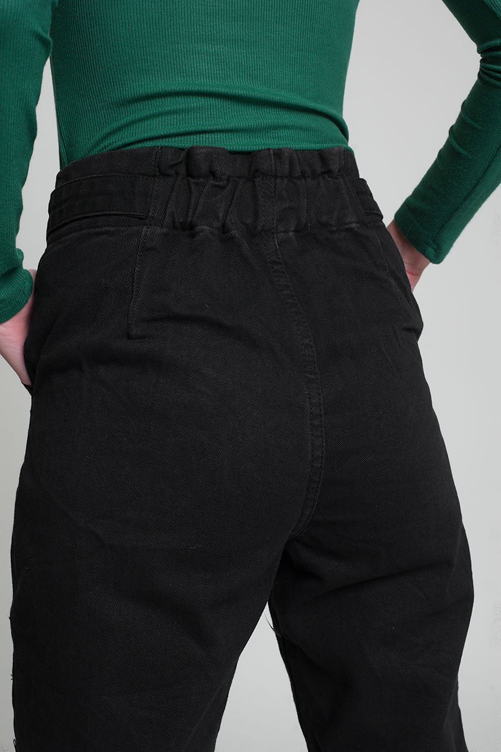 Jean taille paperbag avec détails boutonnés en noir
