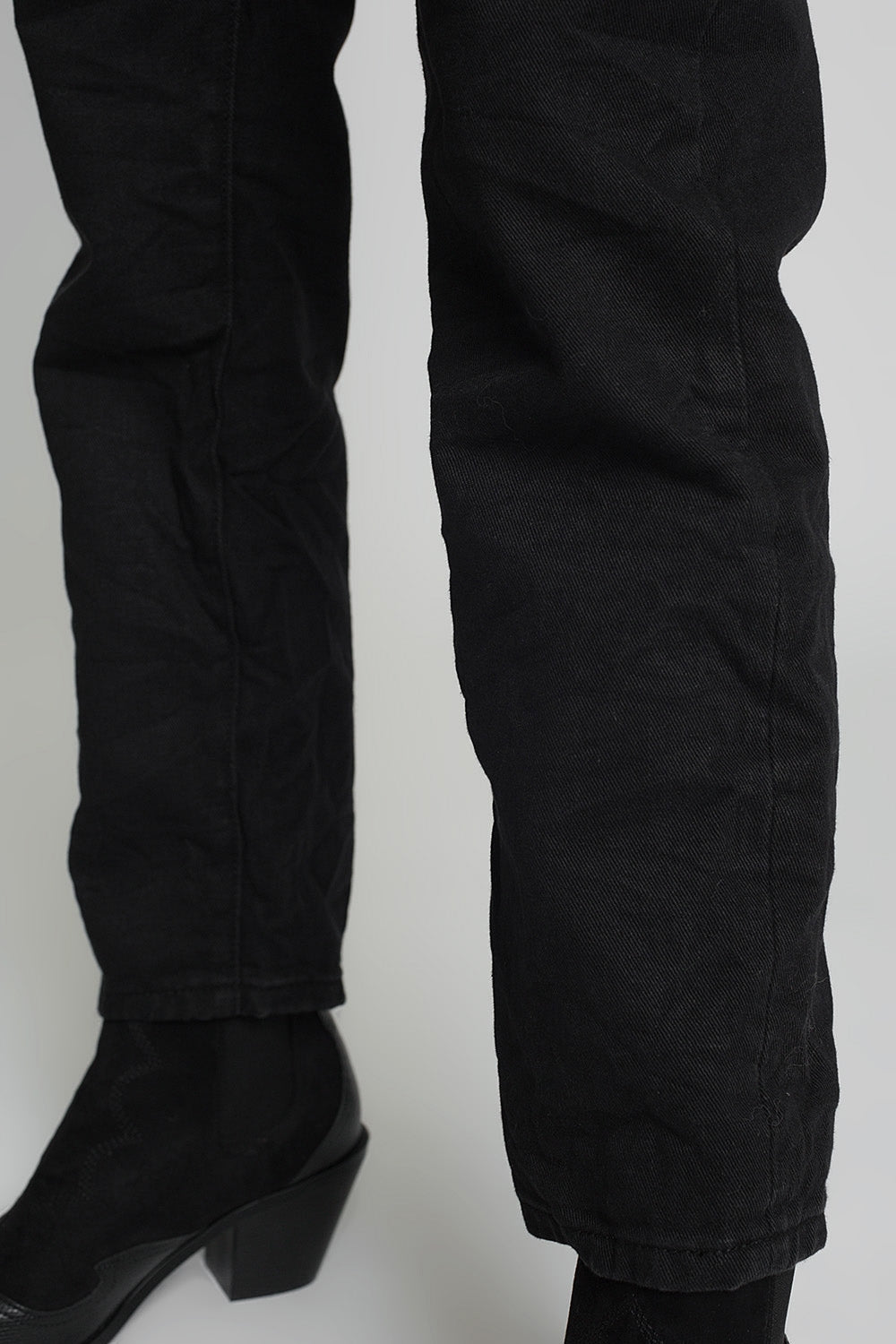 Jean taille paperbag avec détails boutonnés en noir