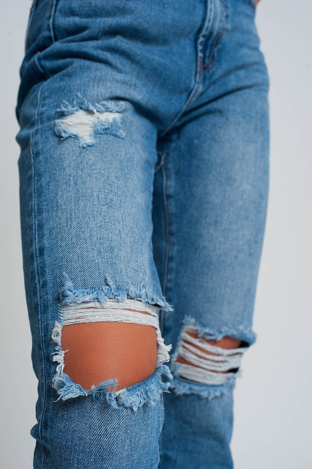 Jean mom taille haute avec genoux déchirés en bleu délavé foncé