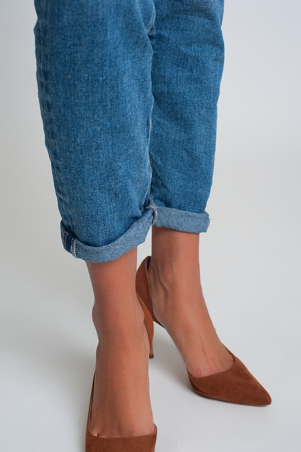 Jean mom taille haute avec genoux déchirés en bleu délavé foncé