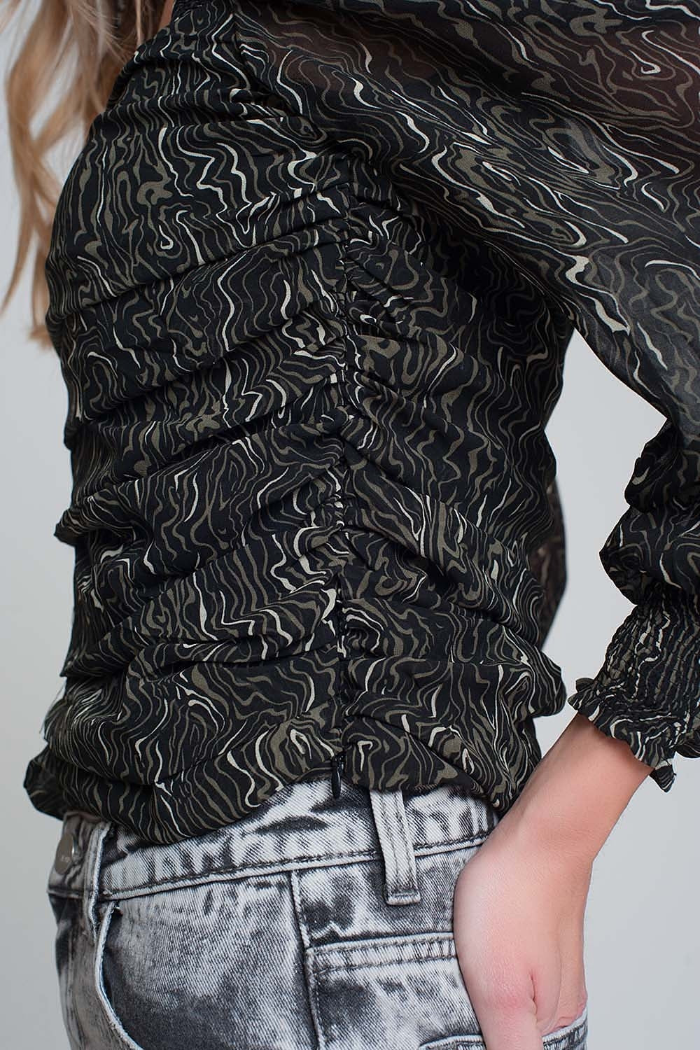 Chemisier transparent à manches longues avec impression géo en couleur noire et poignets élastiques