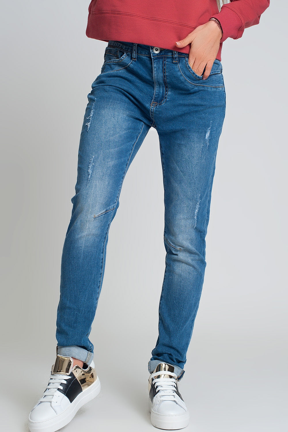 Jeans bleu du boyfriend en détresse