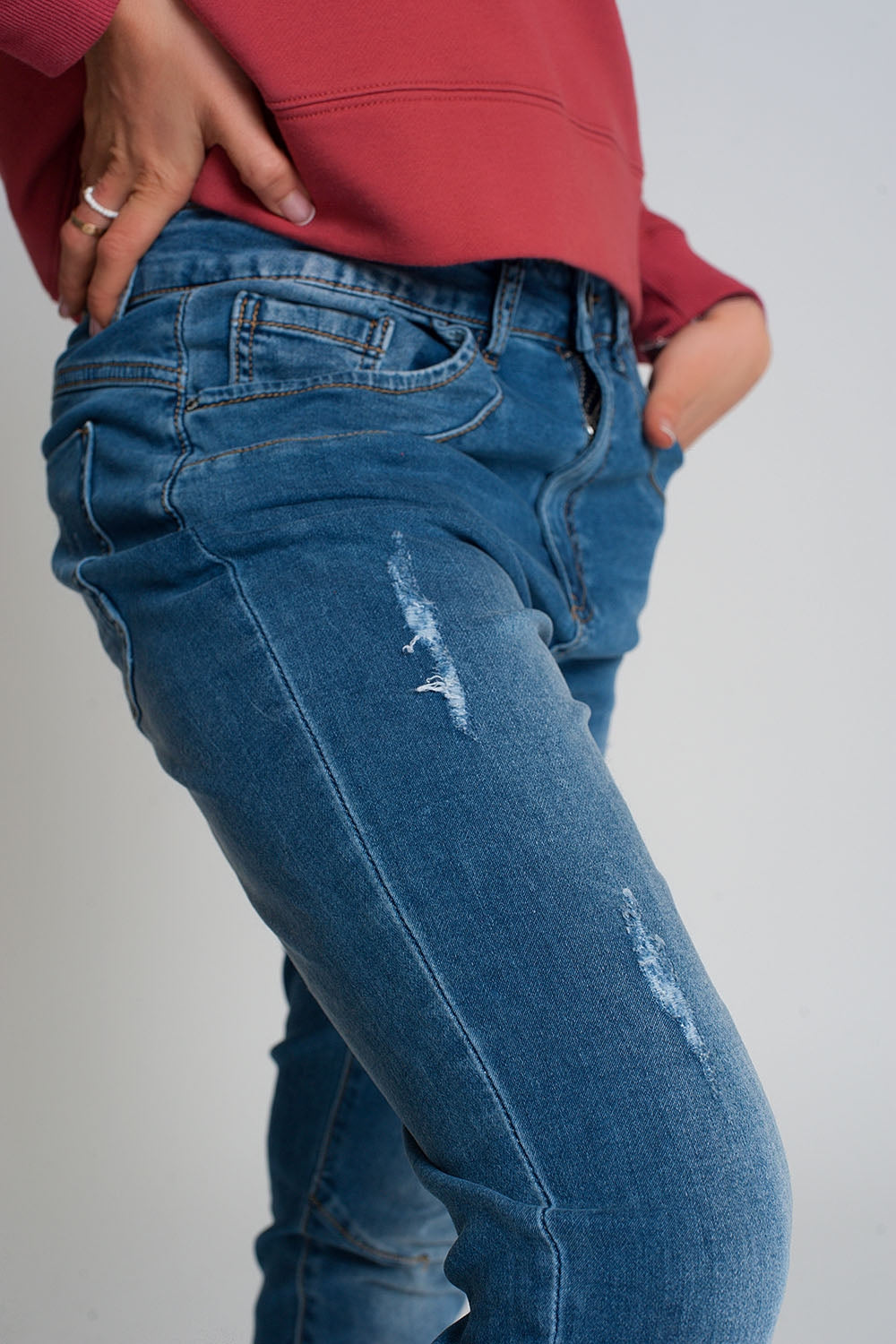 Jeans bleu du boyfriend en détresse
