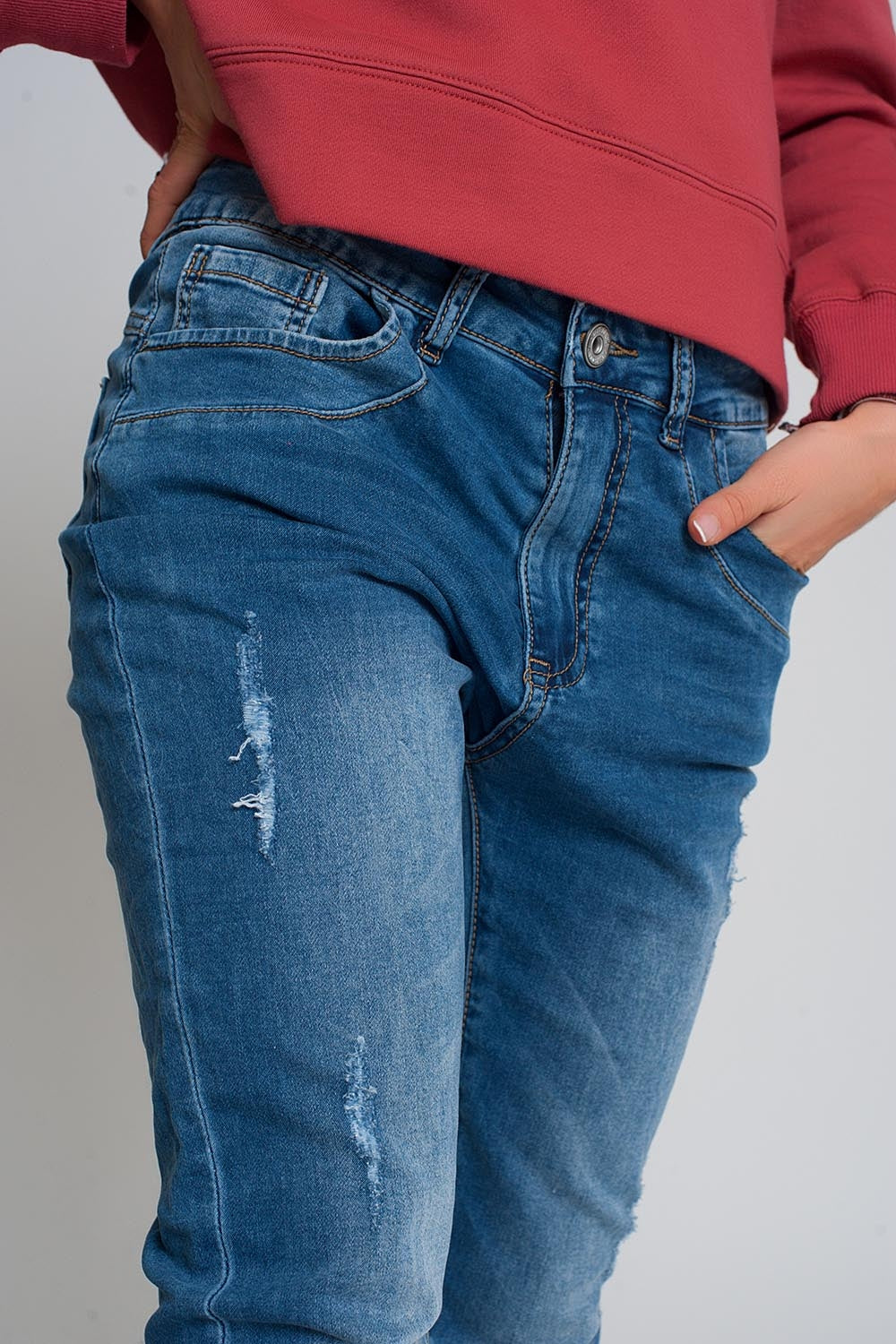 Jeans bleu du boyfriend en détresse