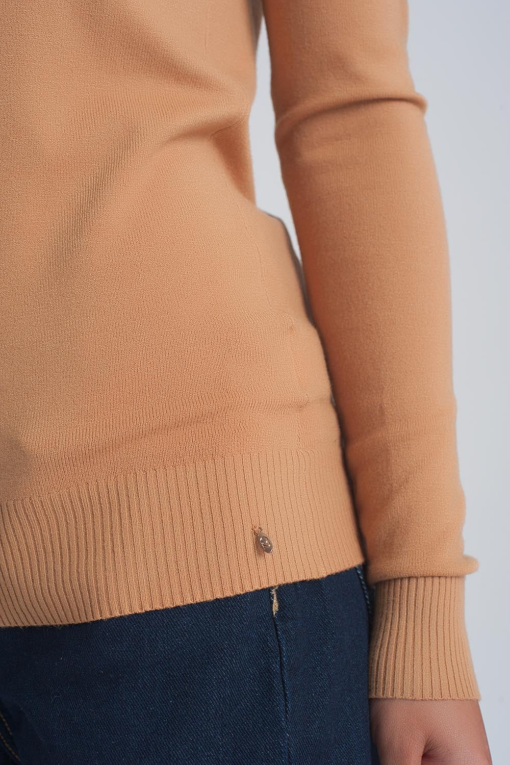 Pull basique souple avec col en V camel