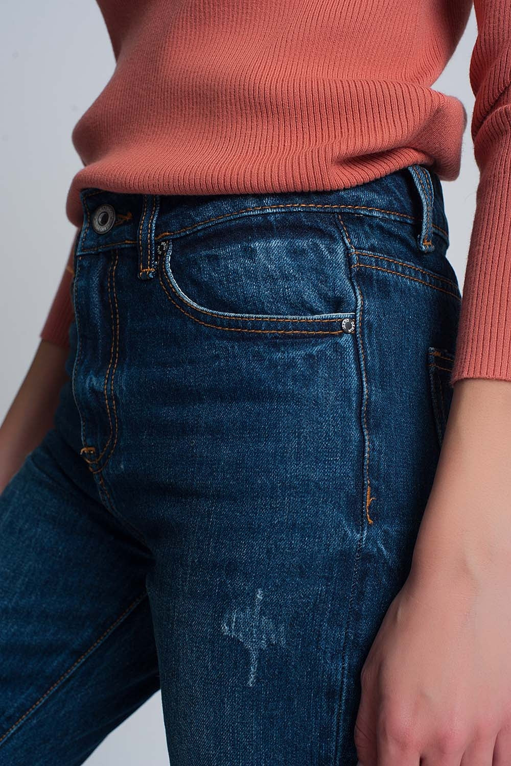 Jeans slim taille haute de maman en bleu lavé avec déchirures sur le devant