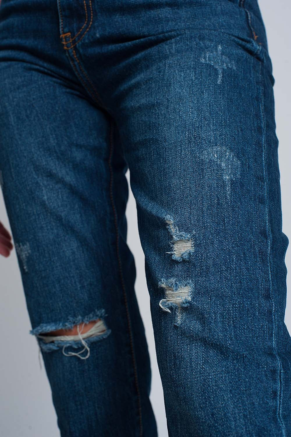 Jeans slim taille haute de maman en bleu lavé avec déchirures sur le devant