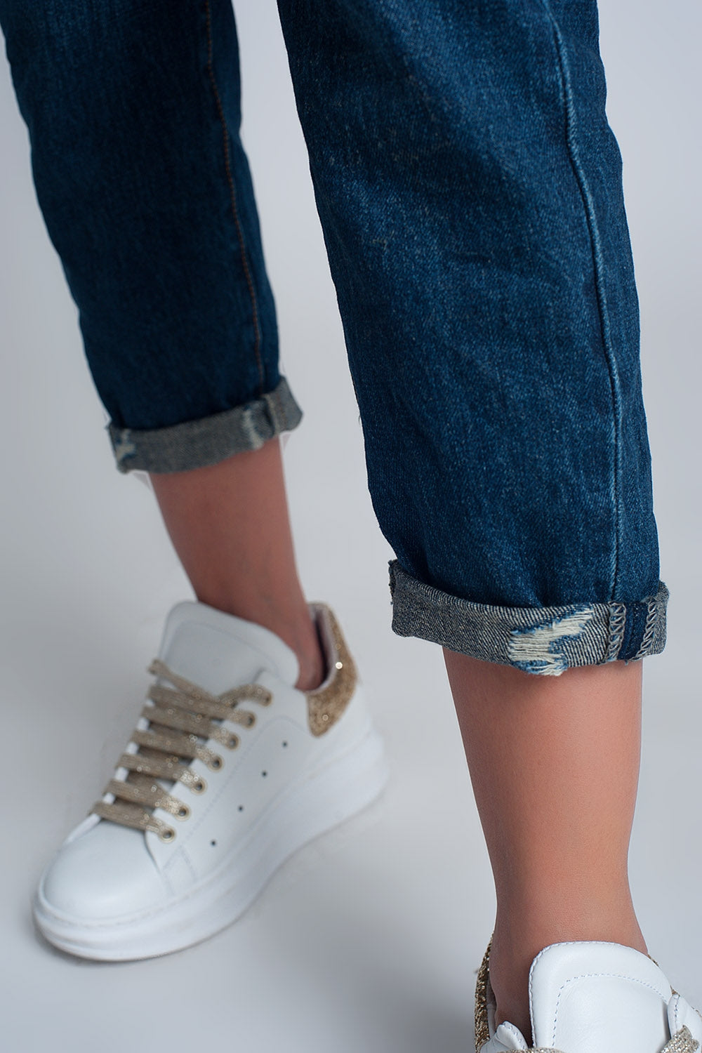 Jeans slim taille haute de maman en bleu lavé avec déchirures sur le devant