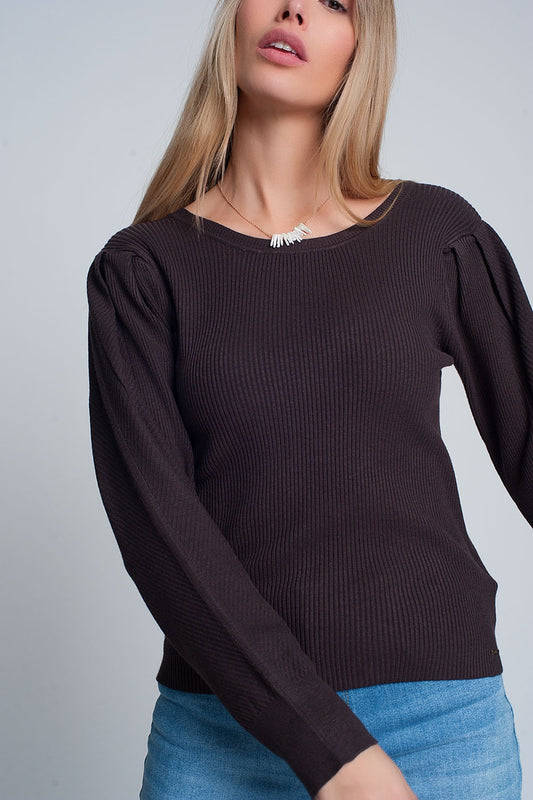 Pull marron à manches longues et à volants aux épaules