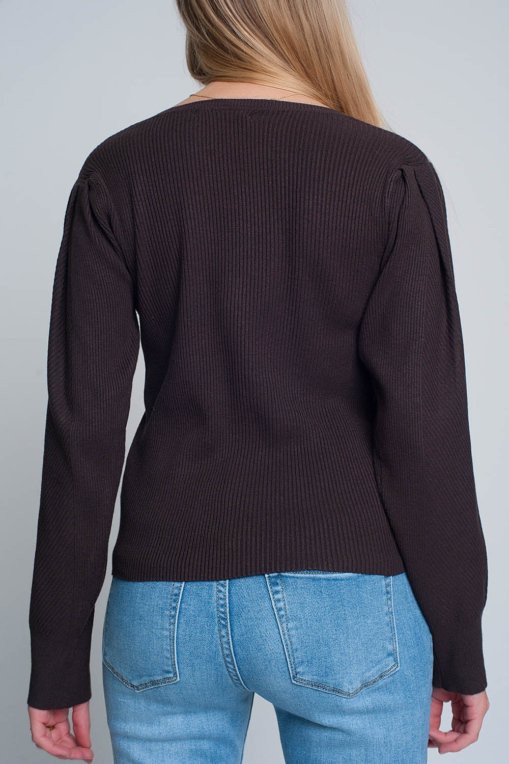 Pull marron à manches longues et à volants aux épaules