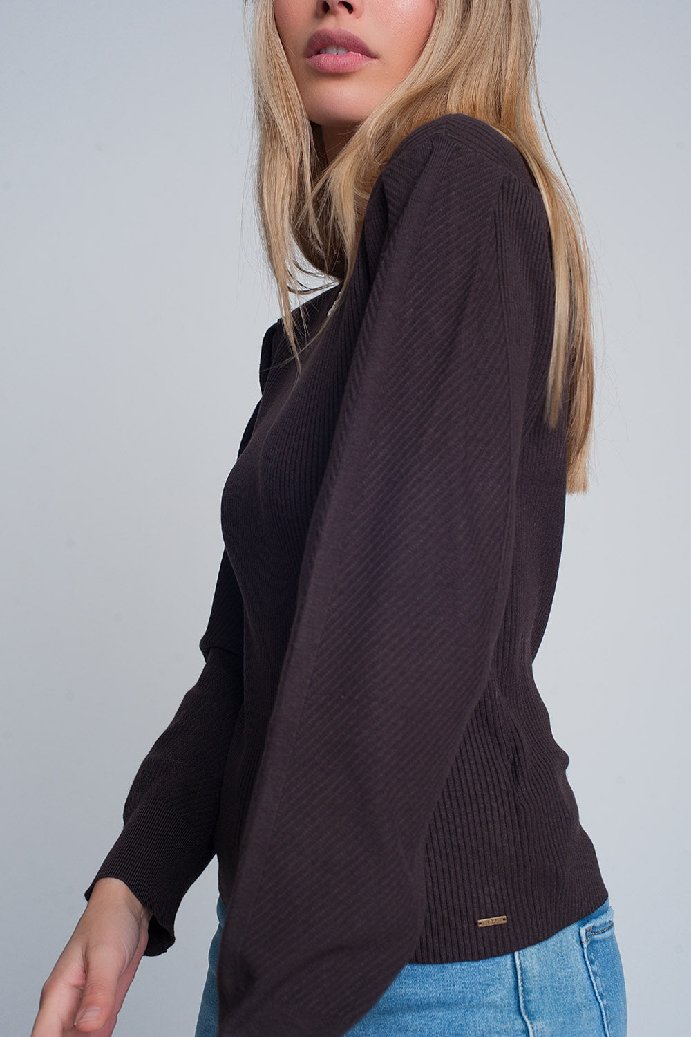 Pull marron à manches longues et à volants aux épaules