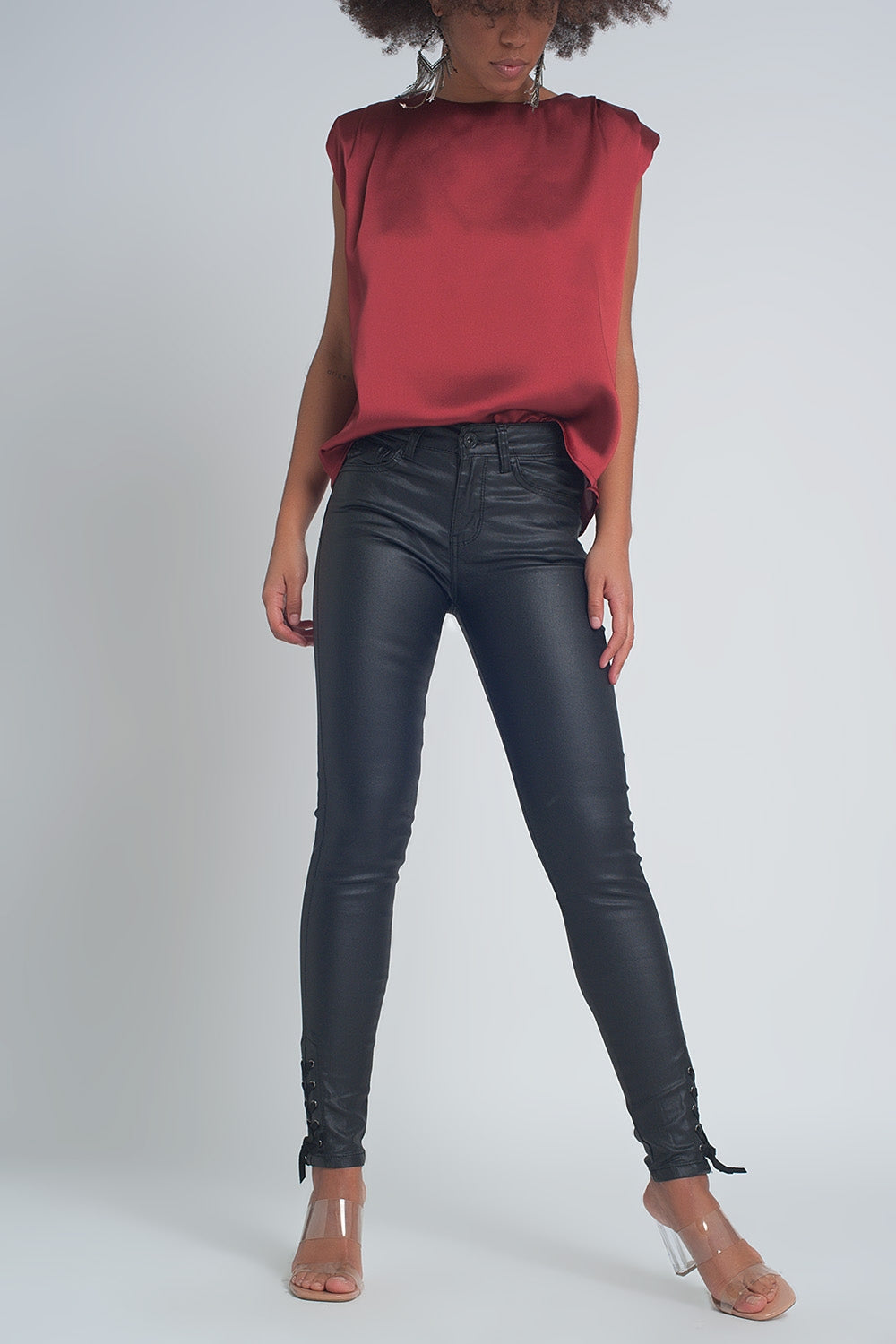 Pantalon à effet cuir noir avec laçage