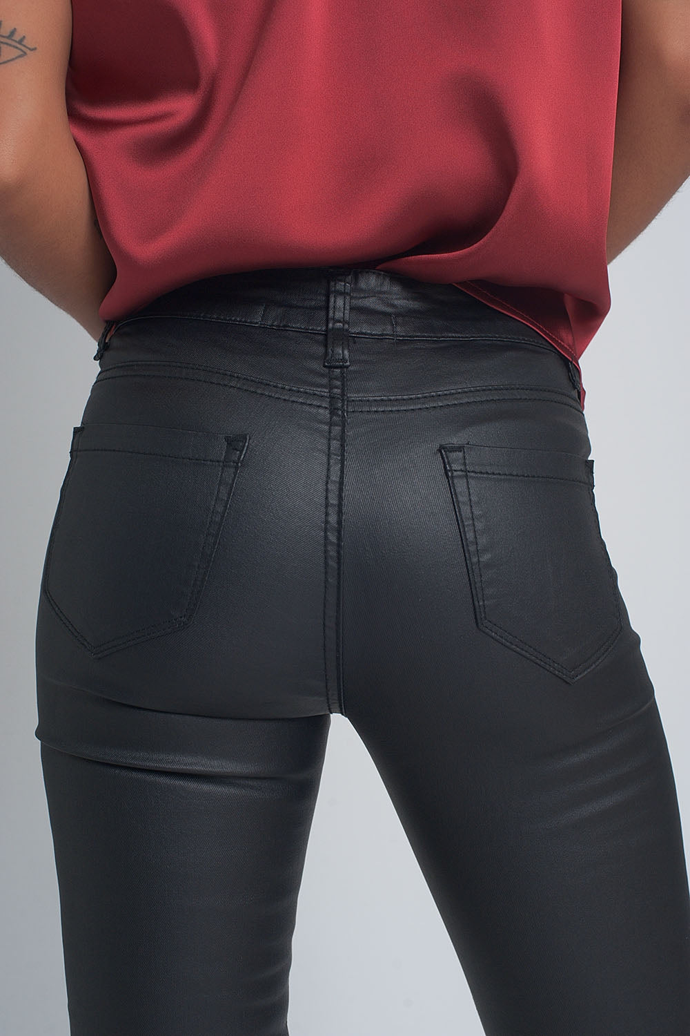 Pantalon à effet cuir noir avec laçage
