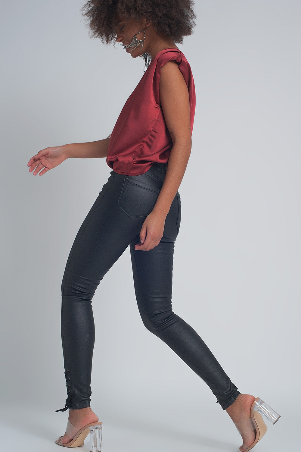 Pantalon à effet cuir noir avec laçage