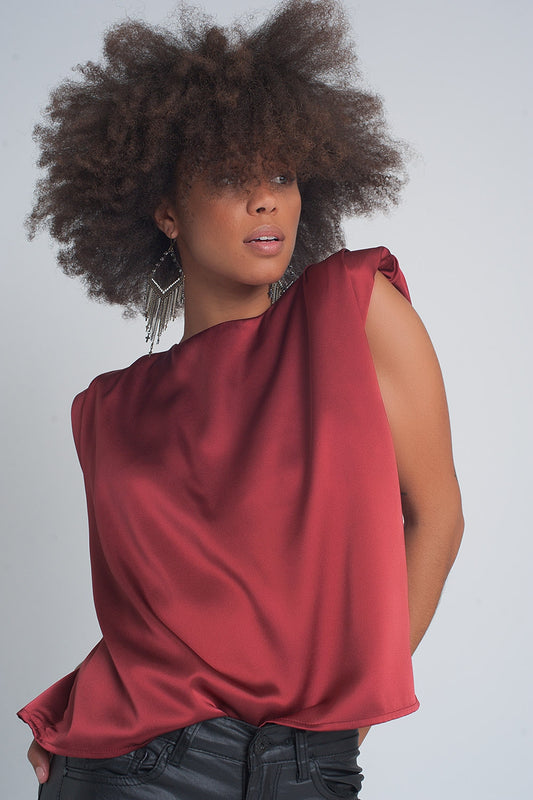 Top sans manches à épaulettes en satin froncé rouge