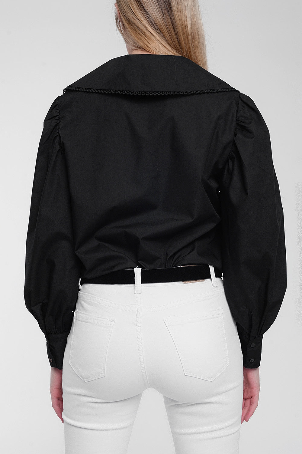 Chemise noire à col extra large
