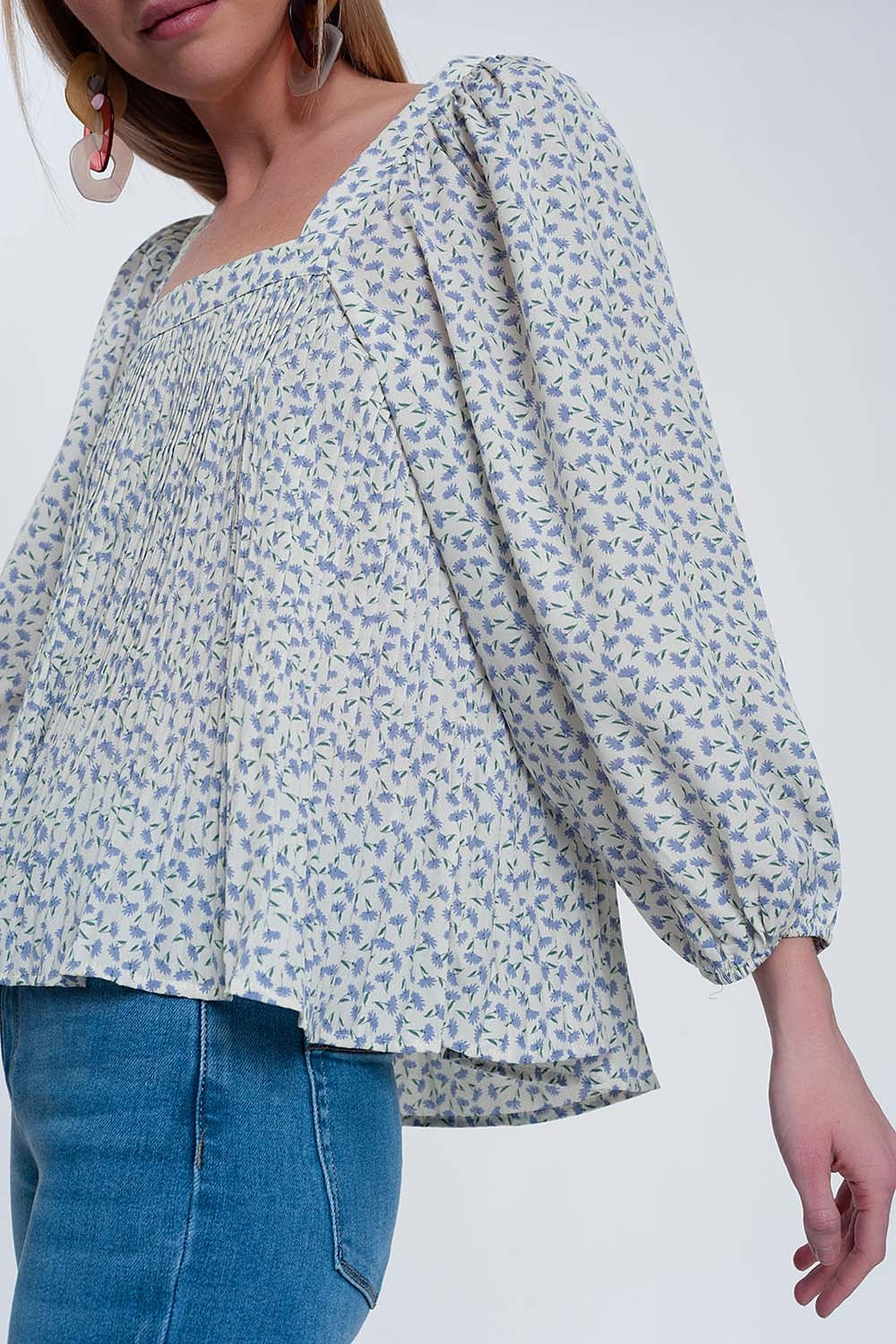 Top à fleurs avec manches bouffantes et encolure carrée bleu