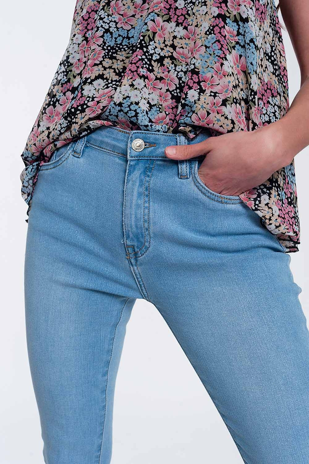 Jeans taille haute au beau design avec brillants