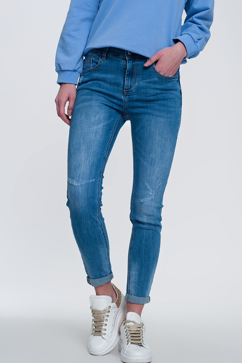 jean skinny en denim léger avec chevilles pliées et détail déchiré