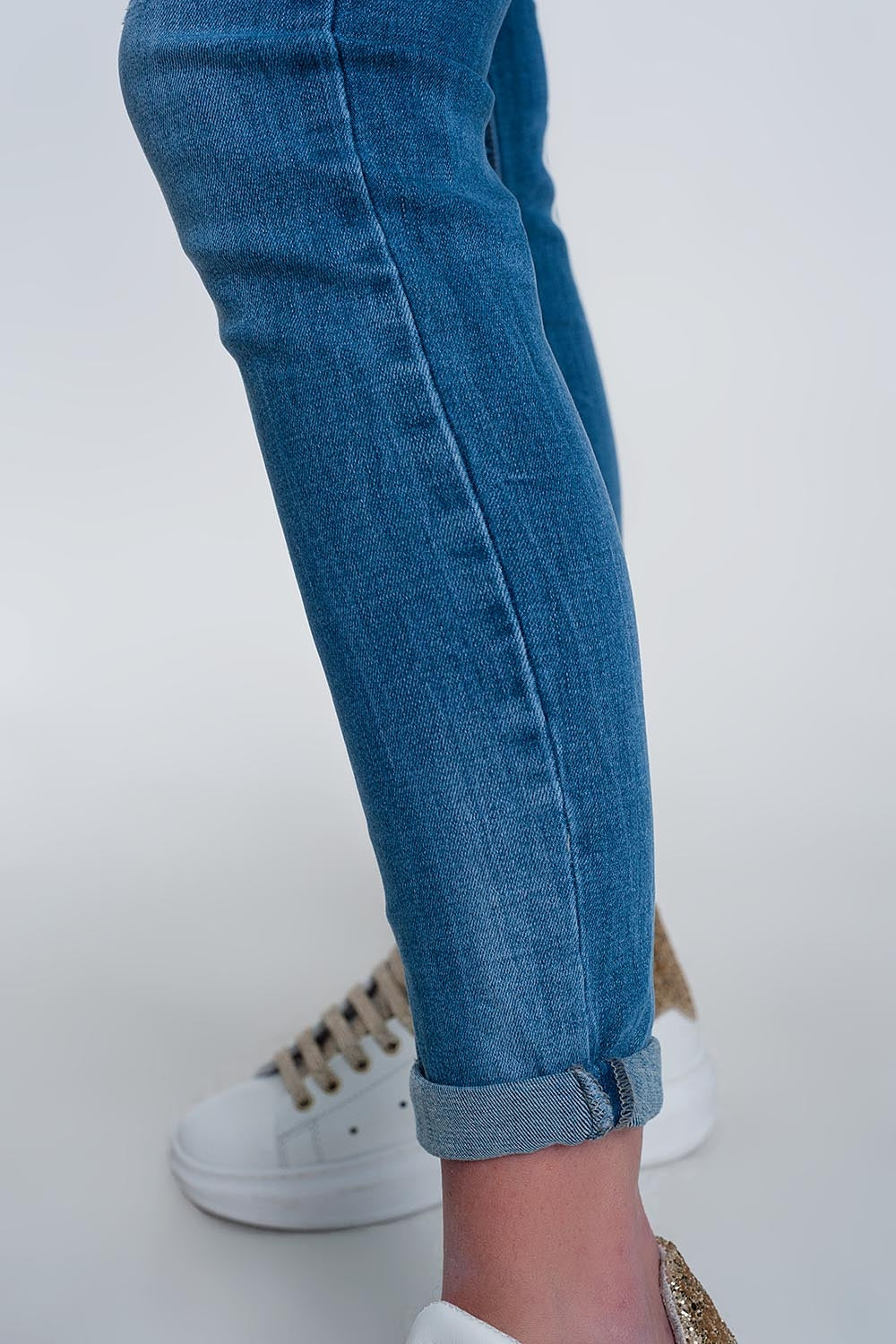 jean skinny en denim léger avec chevilles pliées et détail déchiré